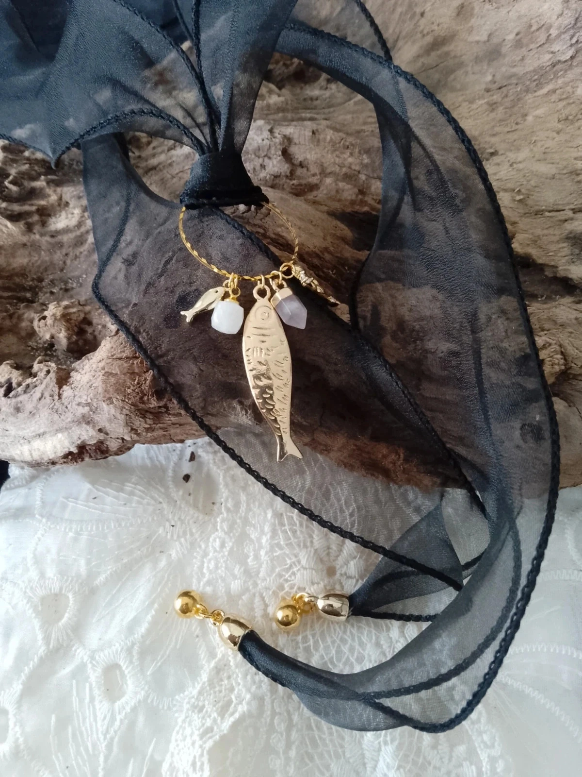 Collier poissons sirène doré pierre naturelle et ruban noir – photo 2
